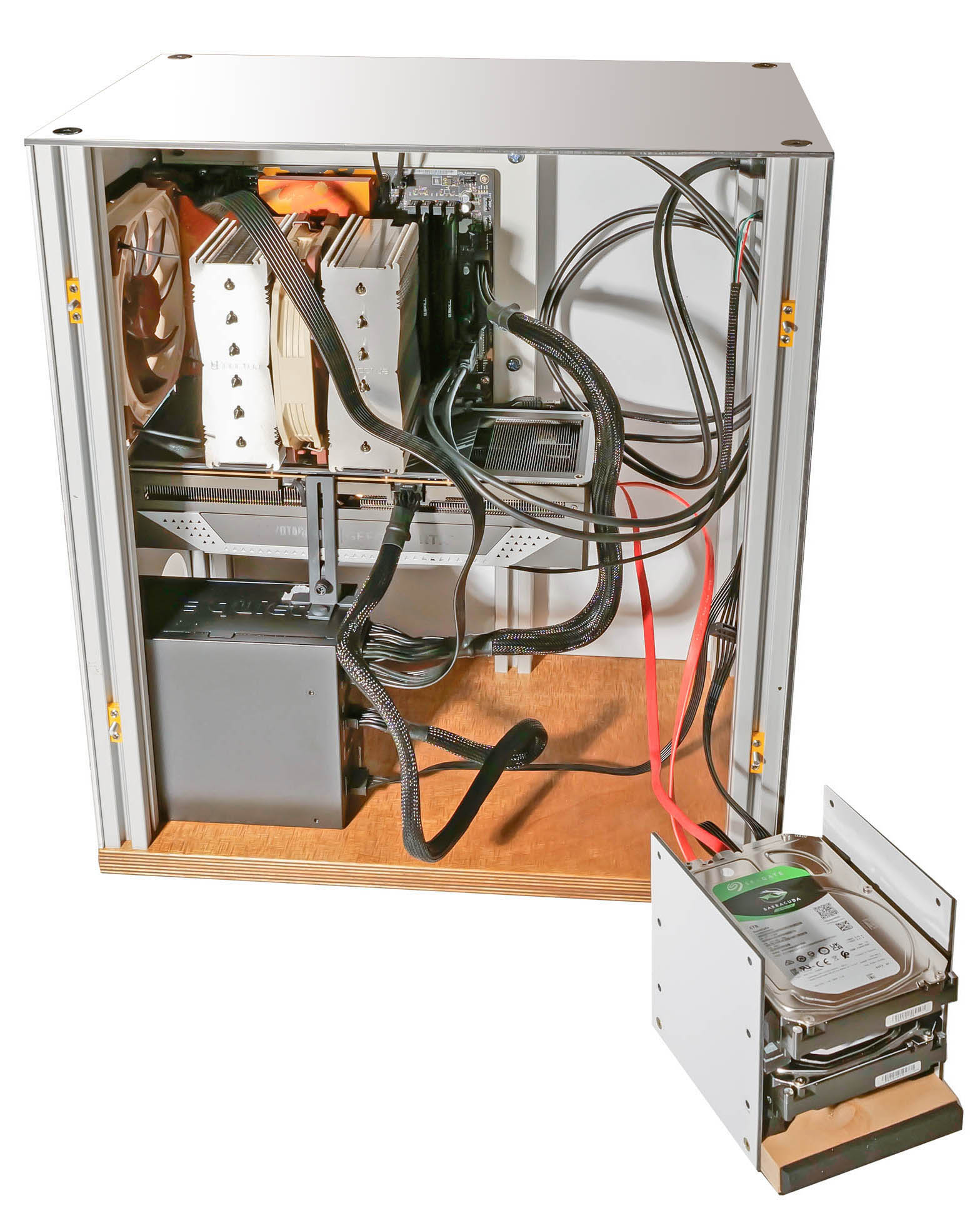 Blick in das auf einer Seite geöffnete DIY-Design-PC-Gehäuse mit herausgenommener Festplattenhalterung